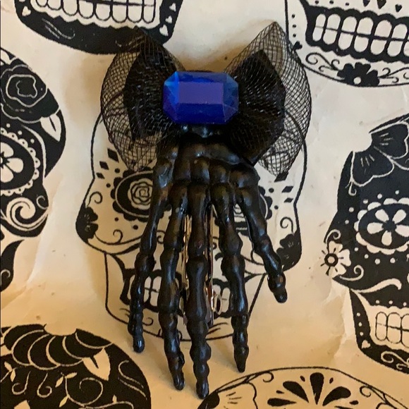 Black skeleton hand hair clip with blue jewel 💎 - Picture 9 of 16